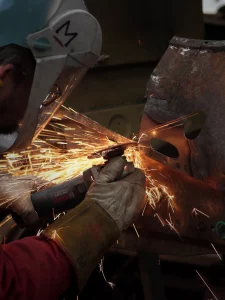 Bodywork construction Facharbeiter führt Schleifarbeiten an der Karosserie eines Oldtimers durch