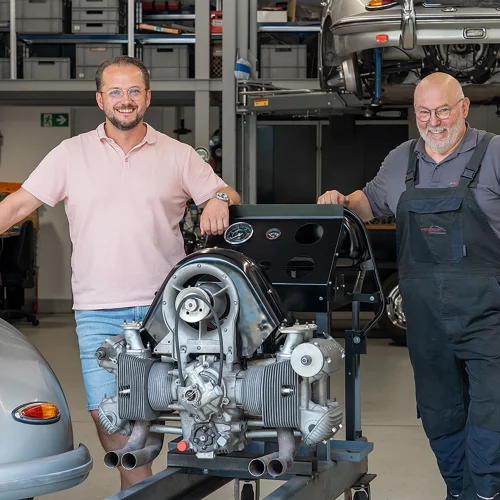 Marcel Hapke und Harald stehen an einem Königswellenmotor