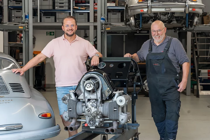 Marcel Hapke und Harald stehen an einem Königswellenmotor
